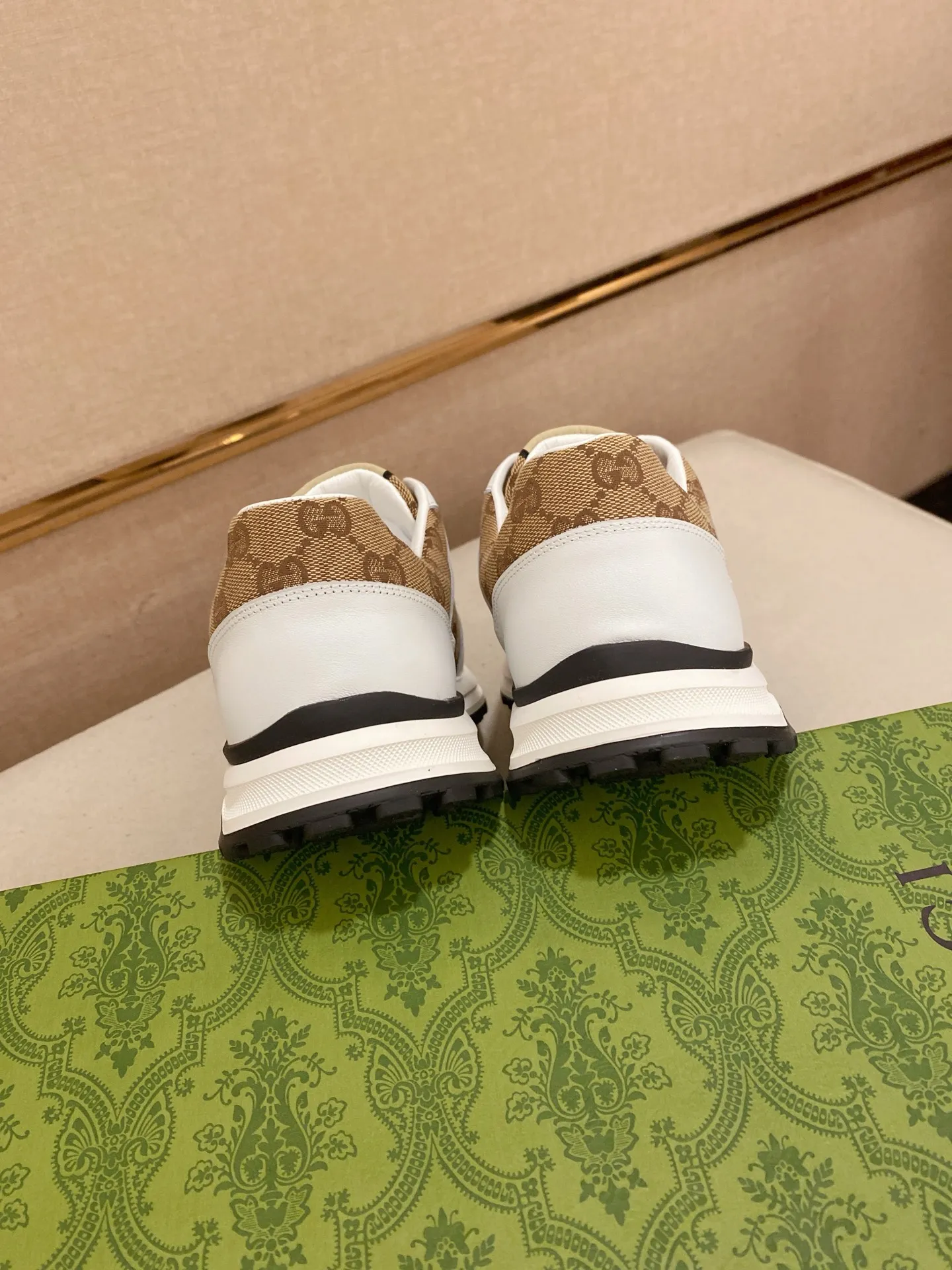 Men's clothing and shoes💰 400💰🇮🇹🇮🇹GUCCI (Gucci) top 🔍🔍 new models are on sale at the same time, the upper 🇮🇹 is imported Italian first-layer cowhide, the lining is fully imported sheepskin 💪💪, completely 1⃣️compared 1⃣️Reproduction🇮🇹💪💪, ⚠Sole: The original sole is specially provided by the original factory, the exclusive movable molded sole is super comfortable, ⚠Original factory follow-up goods, 🔍🔍high quality, you can enter and leave the counter at will, welcome to compare⚠. Code number: 38-44 (45 is custom-made and cannot be returned or exchanged)